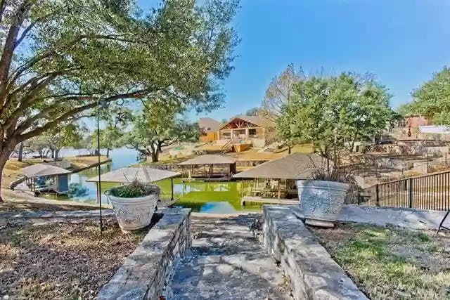 House listing backyard dock